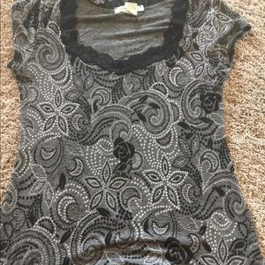 Black and white shirt sleeve shirt